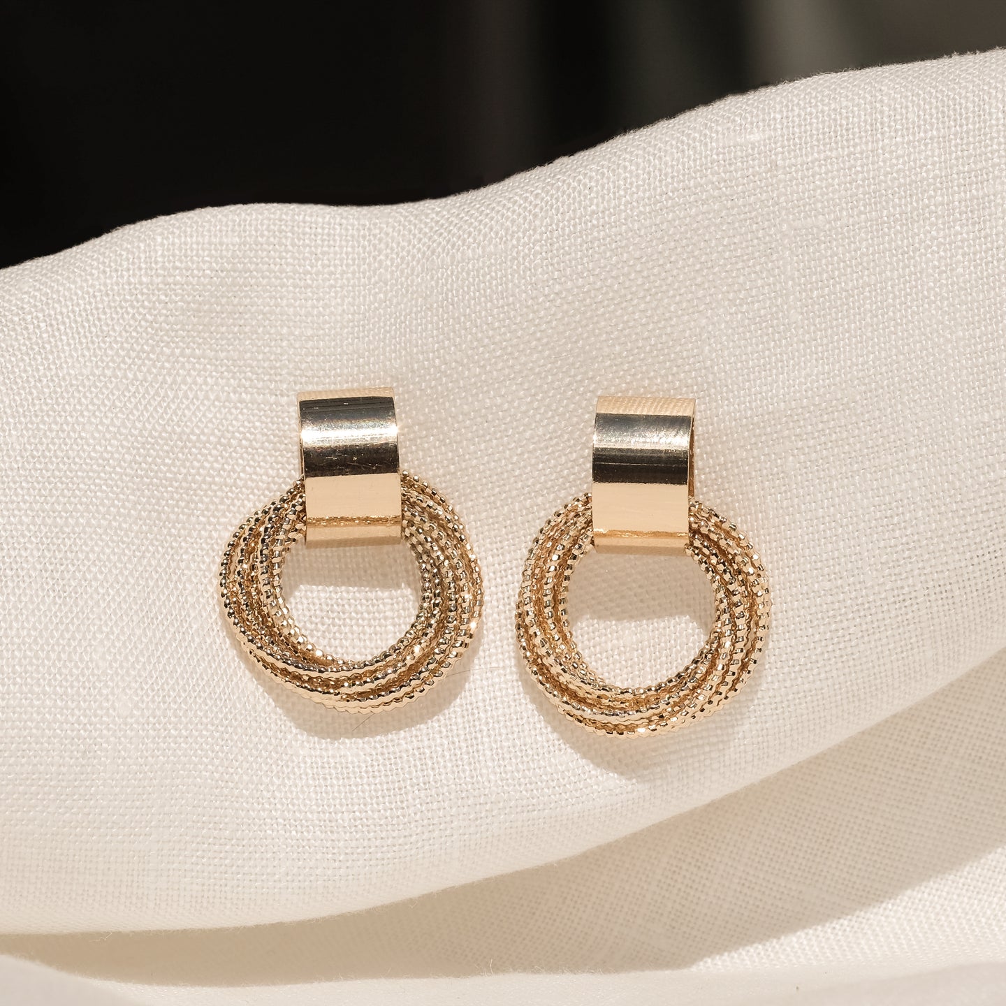 products/MAGGIE-EARRINGS_GOLD_1.jpg