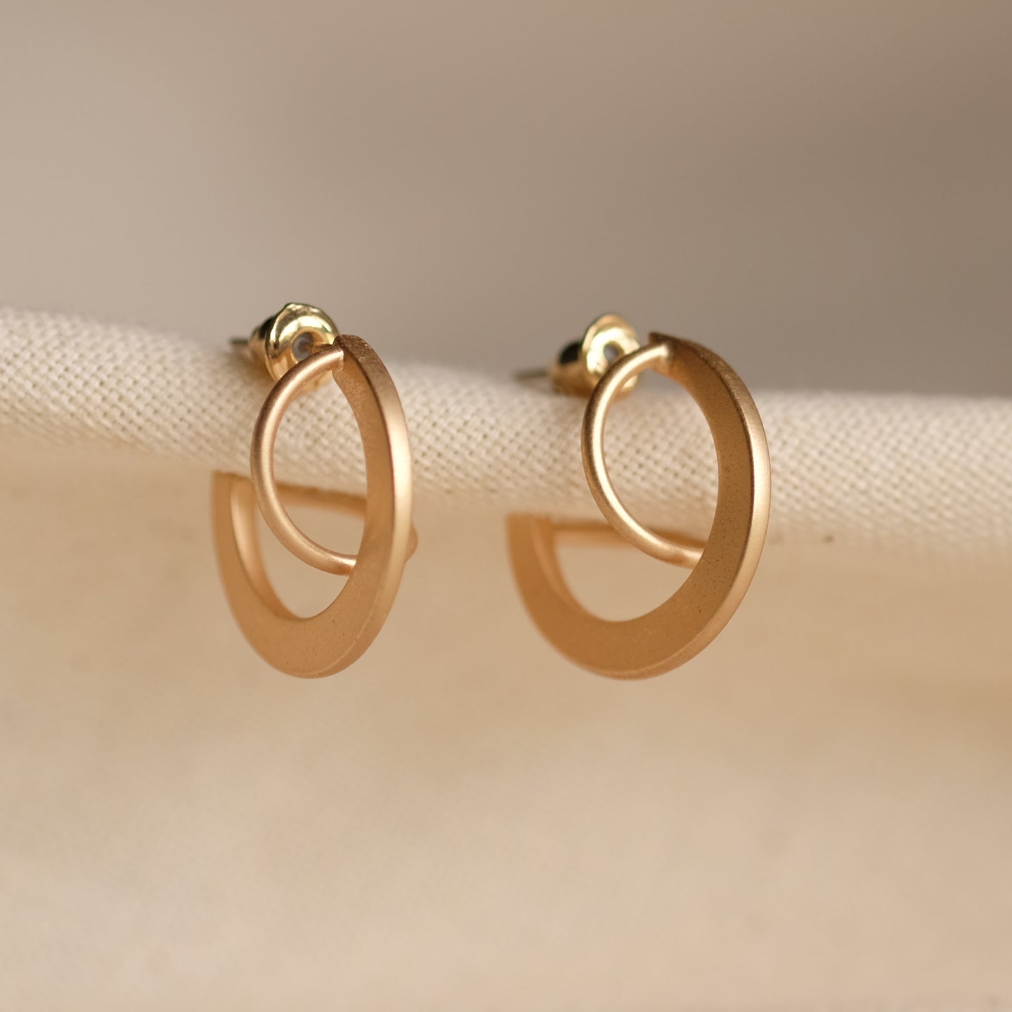 products/VIALA-EARRINGS_GOLD_1.jpg