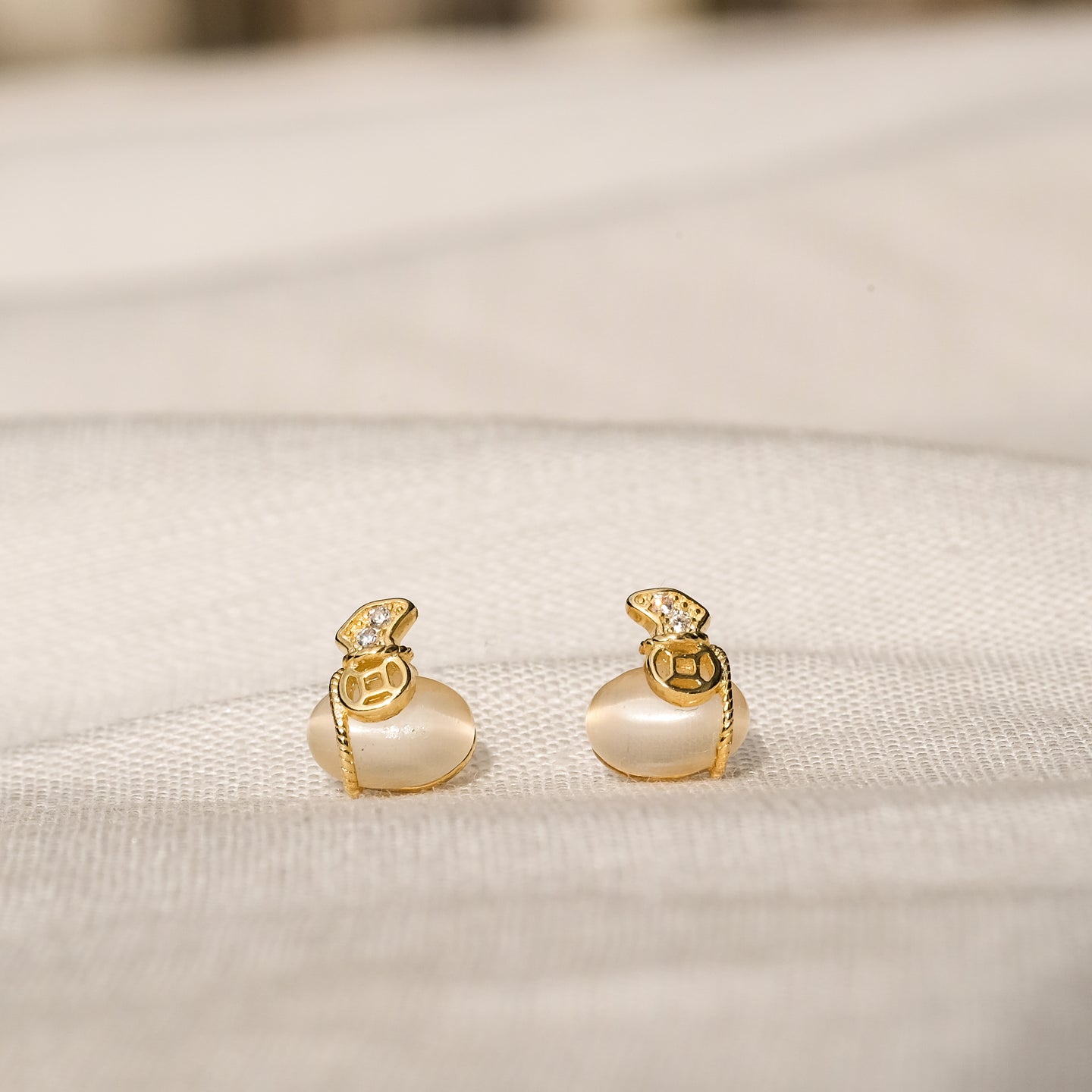 products/chato-cats-eye-earrings-18k-gold-vermeil-1.jpg