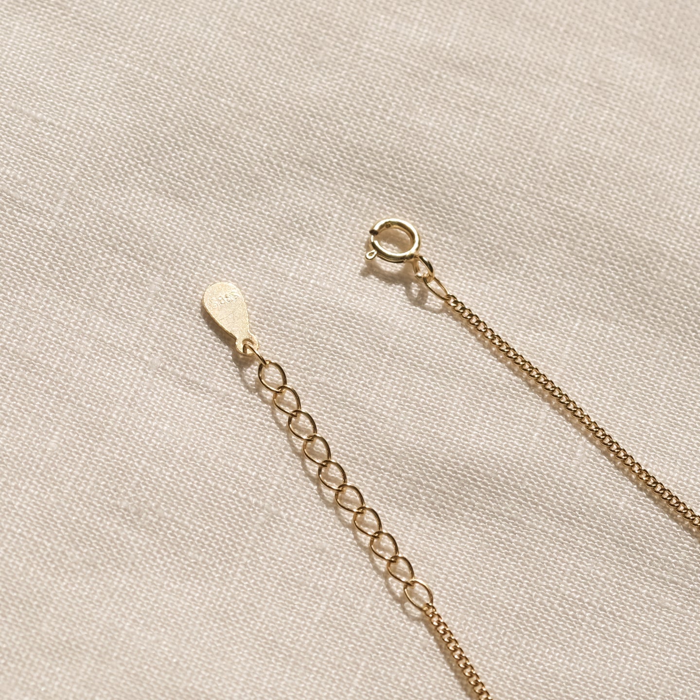 products/dario-18k-gold-vermeil-necklace-2.jpg