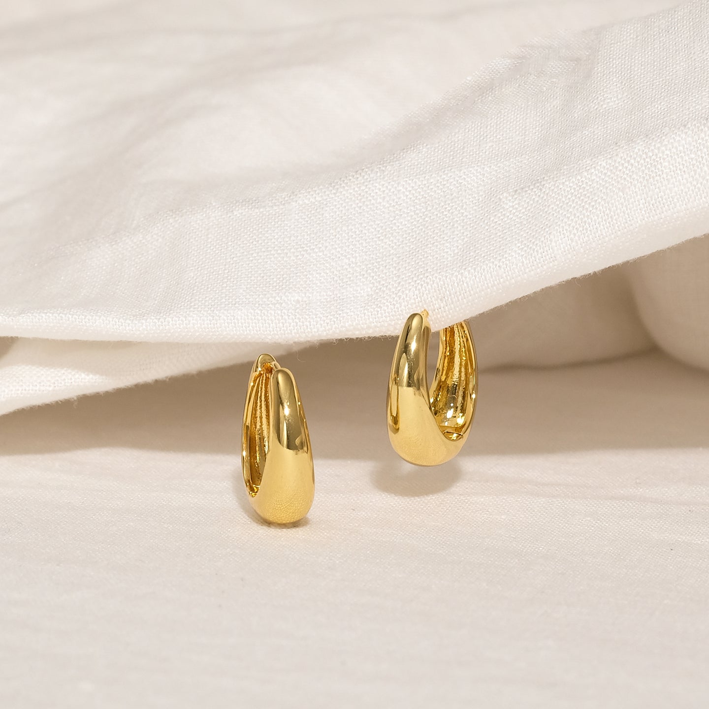 products/les-hoop-earrings-18k-gold-brass-1.jpg